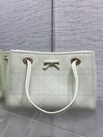 现货Dior2026春夏新款蝴蝶结托特包 牛皮搭配经典Oblique帆布内里+蝴蝶结点缀超优雅少女感 轻便自重 通勤出街都很适合!手提+可调节肩带 手提斜挎随心切换 实用又时髦 内部空间合理 日常物品轻松收纳 是功能与设计感兼具的高端包包 深受年轻女生喜爱 Size 27*19*13.5cm