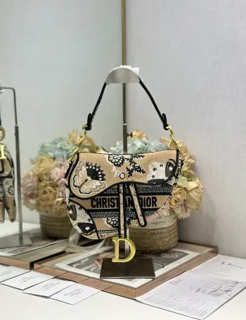 Dɪᴏʀ Sᴀᴅᴅʟᴇ刺绣马鞍包   棕蝴蝶 金扣  重磅回归.重现经典之美该系列手袋刚上市 立刻成为了时尚红人们 人手必备 的单品之一 全新富有民族风情肩带和金属配件 可斜挎以彰显自由动感与独特个性可搭配其他刺绣肩带 大号9930 尺寸25.5×20×6.5cm