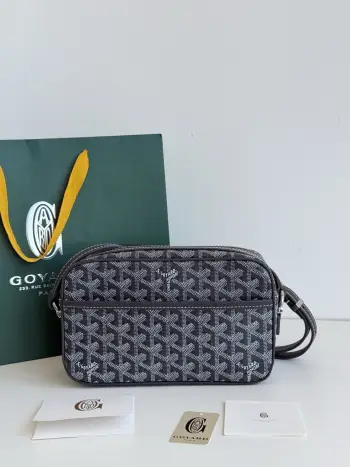 Cap-Vert相机包 相机包一如既往的百搭与能装 一款怎么搭都不会错的款男女通用 多种颜色可供选择 配送礼品盒送人送礼都是不错的选择 尺寸Size 22.5*13*7cm编号 8013