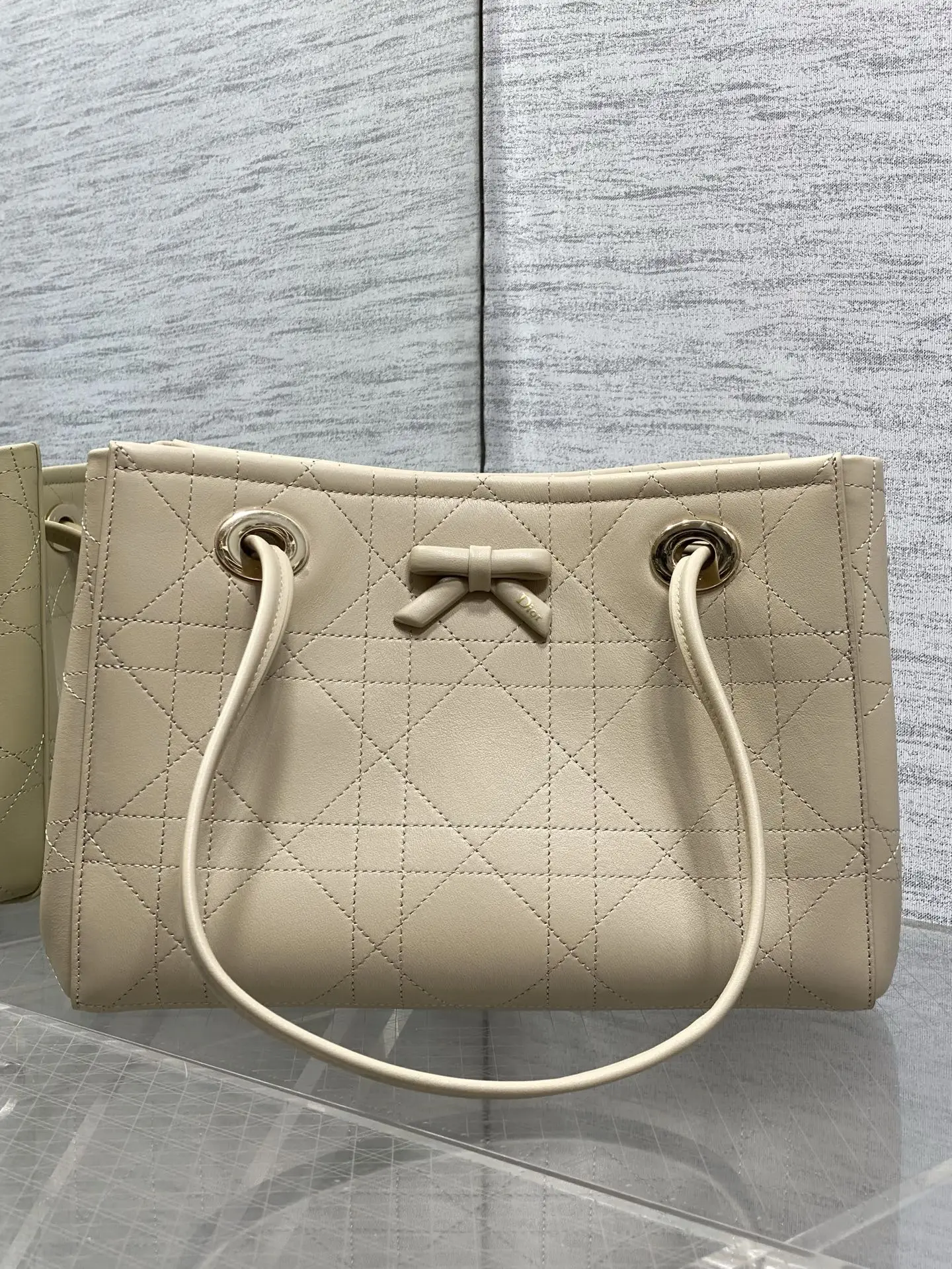 原单迪奥女包|高仿迪奥女包|精仿迪奥女包|一比一迪奥女包现货Dior2026春夏新款蝴蝶结托特包 牛皮搭配经典Oblique帆布内里+蝴蝶结点缀超优雅少女感 轻便自重 通勤出街都很适合!手提+可调节肩带 手提斜挎随心切换 实用又时髦 内部空间合理 日常物品轻松收纳 是功能与设计感兼具的高端包包 深受年轻女生喜爱 Size 27*19*13.5cm