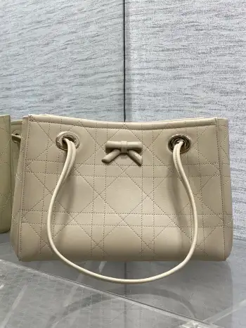 现货Dior2026春夏新款蝴蝶结托特包 牛皮搭配经典Oblique帆布内里+蝴蝶结点缀超优雅少女感 轻便自重 通勤出街都很适合!手提+可调节肩带 手提斜挎随心切换 实用又时髦 内部空间合理 日常物品轻松收纳 是功能与设计感兼具的高端包包 深受年轻女生喜爱 Size 27*19*13.5cm