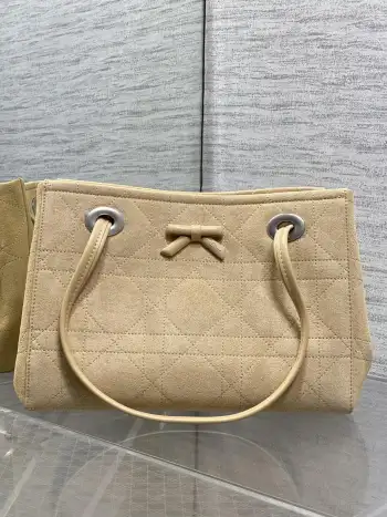 现货Dior2026春夏新款蝴蝶结托特包 经典Oblique帆布配绒面+蝴蝶结点缀超优雅少女感 轻便自重 通勤出街都很适合!手提+可调节肩带 手提斜挎随心切换 实用又时髦 内部空间合理 日常物品轻松收纳 是功能与设计感兼具的高端包包 深受年轻女生喜爱 Size 27*19*13.5cm