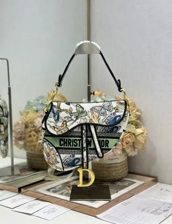 Dɪᴏʀ Sᴀᴅᴅʟᴇ刺绣马鞍包   彩蝴蝶 金扣  重磅回归.重现经典之美该系列手袋刚上市 立刻成为了时尚红人们 人手必备 的单品之一 全新富有民族风情肩带和金属配件 可斜挎以彰显自由动感与独特个性可搭配其他刺绣肩带 大号9930 尺寸25.5×20×6.5cm