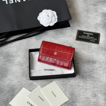 新品上架 鳄鱼纹 26s 𝗖𝗵𝗮𝗻𝗲𝗹 𝗖𝗹𝗮𝘀𝗶𝗰 𝗙𝗹𝗮𝗽 经典卡包  鳄鱼纹对折cf 卡包绿色鳄鱼纹是独一份的精致当亮面皮革与金色五金碰撞利落的版型  每一道肌理都在诉说着经当你拿出的瞬间 你就已经赢了  尺寸 𝟏𝟏.𝟓×𝟕.𝟓×𝟑𝐜𝐦 编号 5190