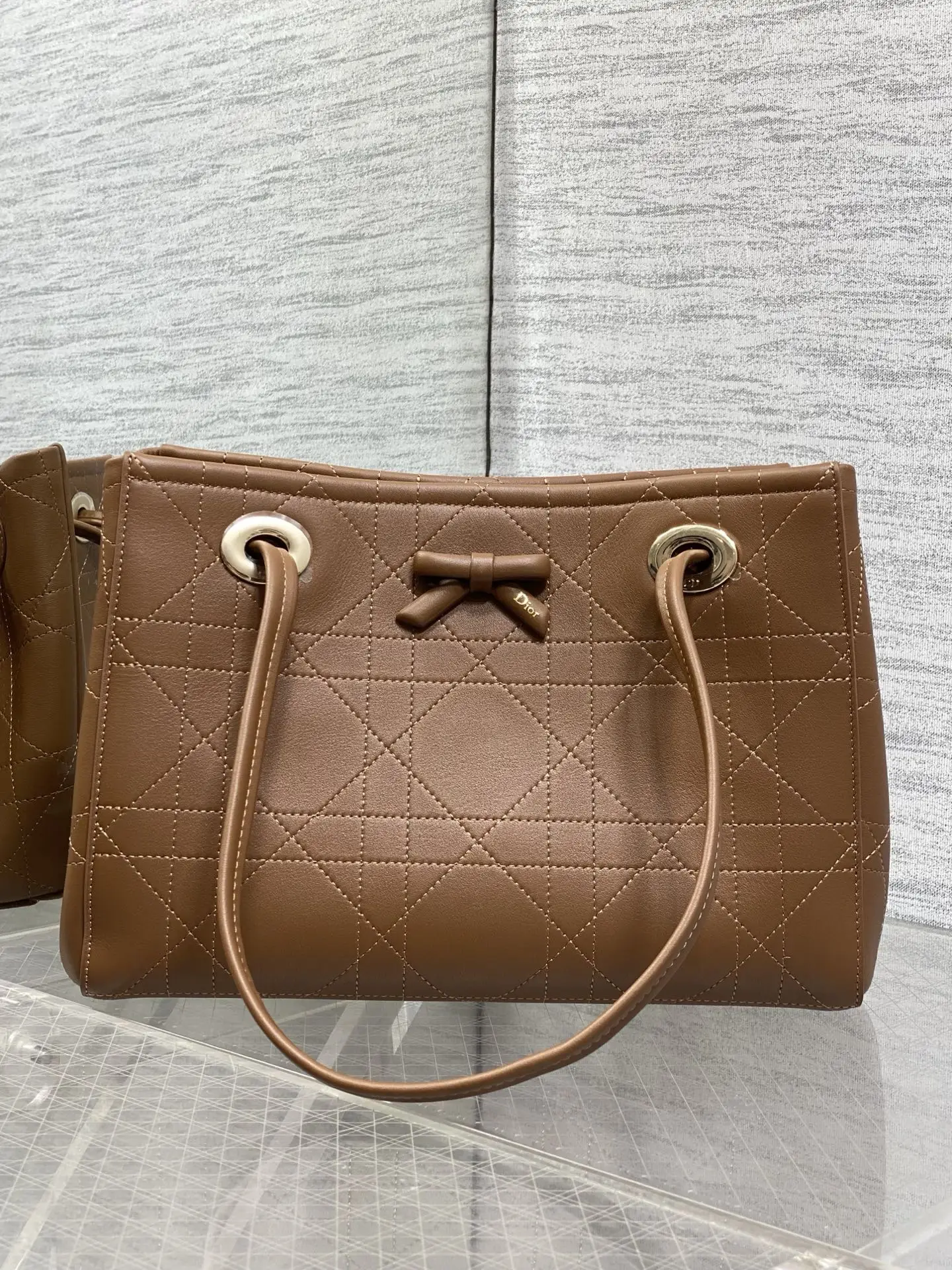原单迪奥女包|高仿迪奥女包|精仿迪奥女包|一比一迪奥女包现货Dior2026春夏新款蝴蝶结托特包 牛皮搭配经典Oblique帆布内里+蝴蝶结点缀超优雅少女感 轻便自重 通勤出街都很适合!手提+可调节肩带 手提斜挎随心切换 实用又时髦 内部空间合理 日常物品轻松收纳 是功能与设计感兼具的高端包包 深受年轻女生喜爱 Size 27*19*13.5cm