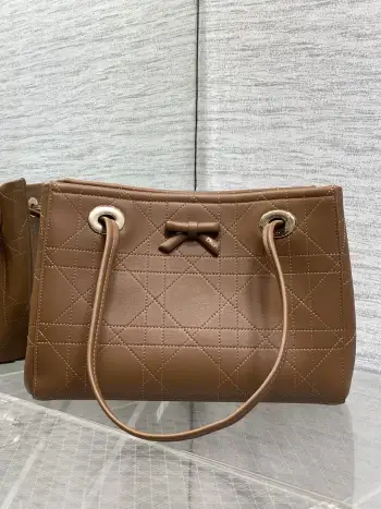 现货Dior2026春夏新款蝴蝶结托特包 牛皮搭配经典Oblique帆布内里+蝴蝶结点缀超优雅少女感 轻便自重 通勤出街都很适合!手提+可调节肩带 手提斜挎随心切换 实用又时髦 内部空间合理 日常物品轻松收纳 是功能与设计感兼具的高端包包 深受年轻女生喜爱 Size 27*19*13.5cm