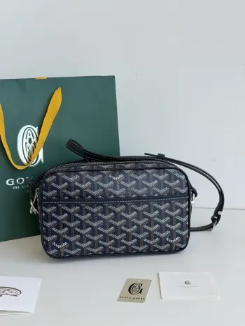 Cap-Vert相机包 相机包一如既往的百搭与能装 一款怎么搭都不会错的款男女通用 多种颜色可供选择 配送礼品盒送人送礼都是不错的选择 尺寸Size 22.5*13*7cm编号 8013