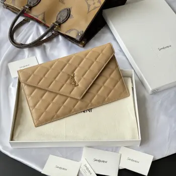 原厂小羊皮 2026新品手拿包 晚宴包 最经典的标志性金属logo 意大利进口小羊皮菱格简约又不失高端 搭配休闲风or淑女风或者西装都能hold得住 出门随手一拿就ok啦 型号 565739-1 颜色如图尺寸: 27×16×2cm