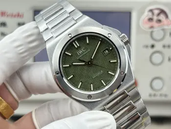 2892机芯/快拆带IWC万国工程师自动腕表40快拆版全面升级 致力打造市场最高版本工程师 突破多层技术瓶颈 力求完美  1  升级正品同款快拆表带装置 表带中间链节分别做了磨砂精钢带和中珠亮光两种 同步原版细节 2  解决了厚度问题 采用原装进口2892改32111全自动机械机芯内置防磁软铁装置 保护腕表不受磁力干扰 40mm表径 厚度10.7mm 45.7mm表耳纵向间距与正品一致  3  表盘格纹设计也做了全方面提升 由冲压制作后再做镀锌处理 绿盘 蓝绿色 表盘在不同光线下可呈现不同颜色 4  每款底盖配备独立编码 一表一码 