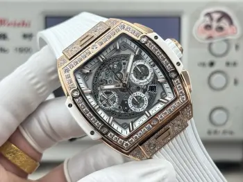 MSF V2升级版大爆炸宇舶HUBLOT灵魂系列BIG BANG系列.型号642.NX.0170.RX以赛车为灵感 推出全新Spirit of Big Bang限量腕 腕表结合Spirit of Big Bang系列的所有标志性元素 全新酒桶形表壳 表壳应用钛金属跟树脂材料 借助六枚H型螺丝构建 三明治 结构 传达 融合的技术 的理念 完美复刻独家定制HUB4700机芯 升级原装折叠表扣 订制氟橡胶表带 腕表配有 一键式 快速更换表带系统 佩戴者只需轻轻一按 即可以轻松快捷地替换表带 