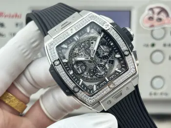 MSF V2升级版大爆炸宇舶HUBLOT灵魂系列BIG BANG系列.型号642.NX.0170.RX以赛车为灵感 推出全新Spirit of Big Bang限量腕 腕表结合Spirit of Big Bang系列的所有标志性元素 全新酒桶形表壳 表壳应用钛金属跟树脂材料 借助六枚H型螺丝构建 三明治 结构 传达 融合的技术 的理念 完美复刻独家定制HUB4700机芯 升级原装折叠表扣 订制氟橡胶表带 腕表配有 一键式 快速更换表带系统 佩戴者只需轻轻一按 即可以轻松快捷地替换表带 