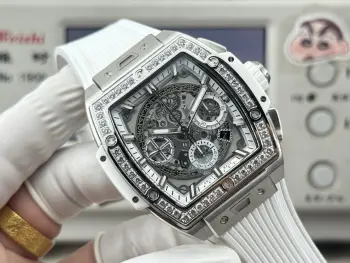 MSF V2升级版大爆炸宇舶HUBLOT灵魂系列BIG BANG系列.型号642.NX.0170.RX以赛车为灵感 推出全新Spirit of Big Bang限量腕 腕表结合Spirit of Big Bang系列的所有标志性元素 全新酒桶形表壳 表壳应用钛金属跟树脂材料 借助六枚H型螺丝构建 三明治 结构 传达 融合的技术 的理念 完美复刻独家定制HUB4700机芯 升级原装折叠表扣 订制氟橡胶表带 腕表配有 一键式 快速更换表带系统 佩戴者只需轻轻一按 即可以轻松快捷地替换表带 