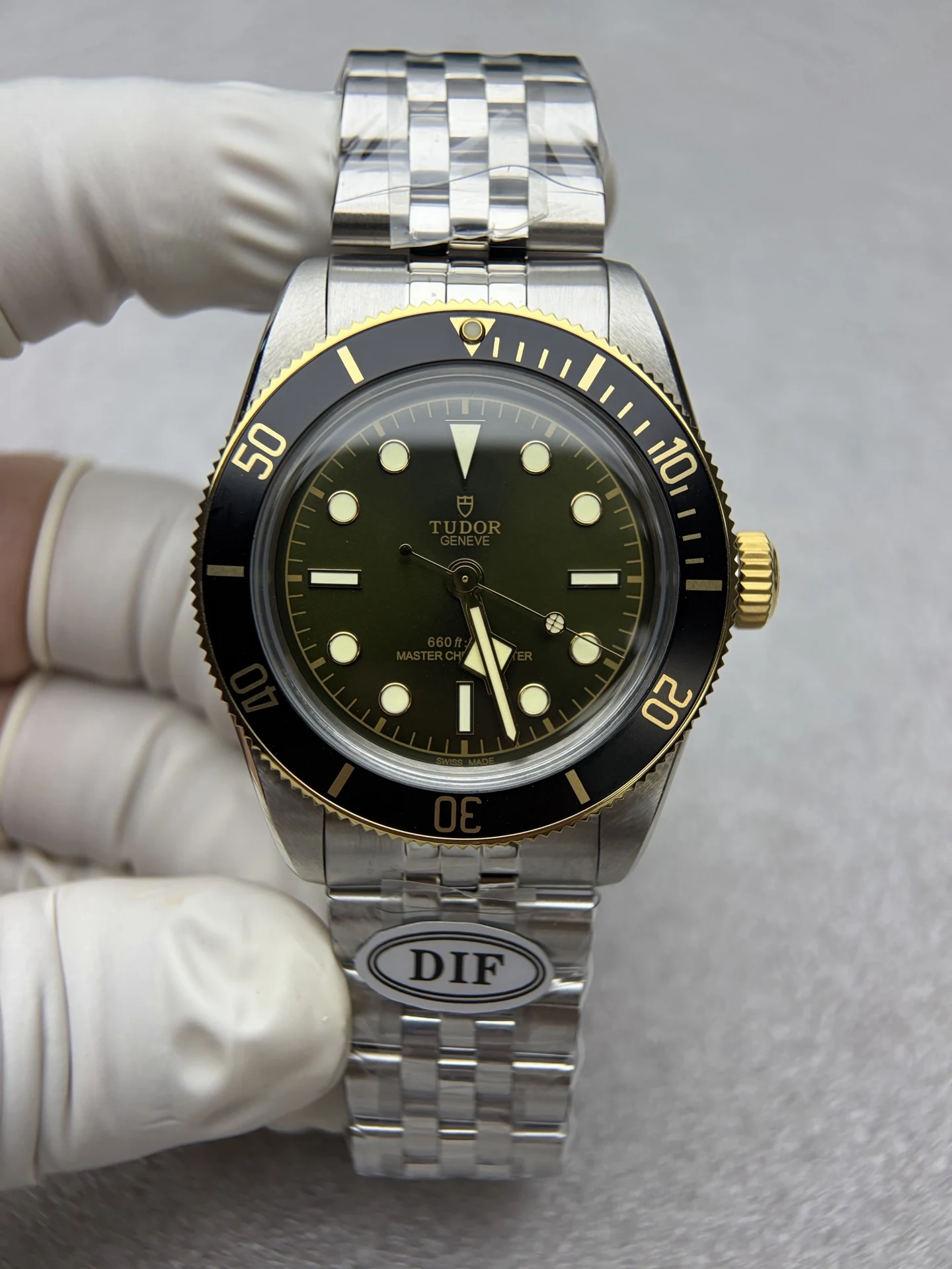 SJ出品 DIF 最新推出新款 帝舵 TUDOR D9 碧湾系列 41mmDIF 帝舵 碧湾新品上市英国哈罗德175周年纪念限量版 全球限量175枚DIF用心研发 历时一年精心打造 终于面世 此款底盖图案技术含量极大 需使用进口设备高精度激光刻度打刻 产量非常低 金色部分采用A极镀金 表面可检测含金 也就是市面上的包金工艺 机芯采用海鸥定制一档机芯无空档 直径41mm铝材质圈口 表带导角精抛打磨 不割手 Tif新款帝舵表扣 扣子内部可微调 S1精致推荐男士机械腕表