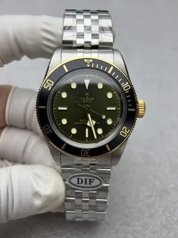 SJ出品 DIF 最新推出新款 帝舵 TUDOR D9 碧湾系列 41mmDIF 帝舵 碧湾新品上市英国哈罗德175周年纪念限量版 全球限量175枚DIF用心研发 历时一年精心打造 终于面世 此款底盖图案技术含量极大 需使用进口设备高精度激光刻度打刻 产量非常低 金色部分采用A极镀金 表面可检测含金 也就是市面上的包金工艺 机芯采用海鸥定制一档机芯无空档 直径41mm铝材质圈口 表带导角精抛打磨 不割手 Tif新款帝舵表扣 扣子内部可微调 S1精致推荐男士机械腕表