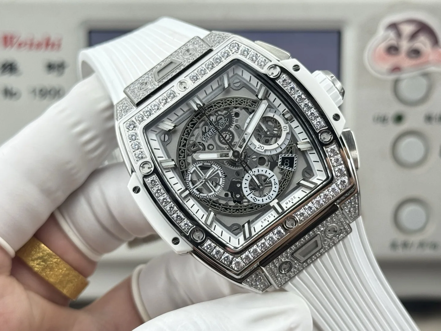 MSF V2升级版大爆炸宇舶HUBLOT灵魂系列BIG BANG系列.型号642.NX.0170.RX以赛车为灵感 推出全新Spirit of Big Bang限量腕 腕表结合Spirit of Big Bang系列的所有标志性元素 全新酒桶形表壳 表壳应用钛金属跟树脂材料 借助六枚H型螺丝构建 三明治 结构 传达 融合的技术 的理念 完美复刻独家定制HUB4700机芯 升级原装折叠表扣 订制氟橡胶表带 腕表配有 一键式 快速更换表带系统 佩戴者只需轻轻一按 即可以轻松快捷地替换表带