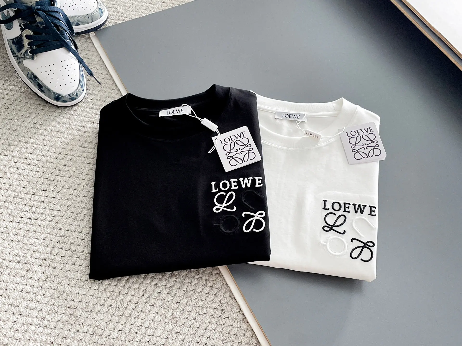 原单短袖T恤男装|高仿短袖T恤男装|精仿短袖T恤男装|一比一短袖T恤男装罗意威  重磅推荐 2026ss夏装新品 专柜在售 最新系列图案logo短袖T恤 必须人手一件的节奏 进口顶极精梳棉面料 极为亲肤舒适 摸上去非常的细腻 质感很好 完美体现立体感 符合品牌一贯设计风格 整体非常不错的一款 内搭单穿都完全没问题 颜色 黑色白色尺码 S-XXL