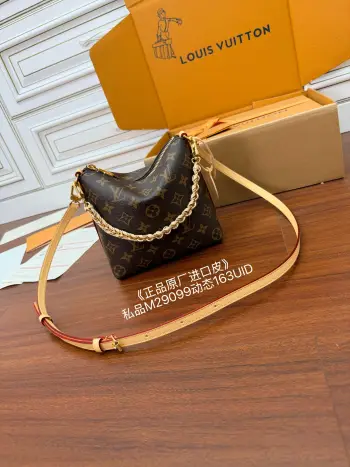 独家(正品原厂进口皮)首发型号 M29099私品 163动态UID  进口菱形面料  品质和材料第九次再次升级 专柜同步 动态电子芯片 礼品袋 保护纸 铜版电子标签 合格证 皮料是正品代工厂意大利A级树膏皮 私品 是在于品质 五金 面料 手工 油边 是A级出品 拍摄图跟产品一致丶配图上的全套包装.尺寸 17.5x18x9.5CM流号:168