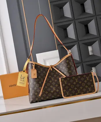 顶级原单 动态变码芯片 M46197 路易威登推出崭新 CarryAll 中号手袋 以 Monogram 帆布和皮革饰边塑造贴合身形的设计 充裕空间内设拉链袋 可拆卸拉链手拿包再添功能素 搭扣可调节手柄长度 尺寸 39.0 x 30.0 x 15.0 厘米  