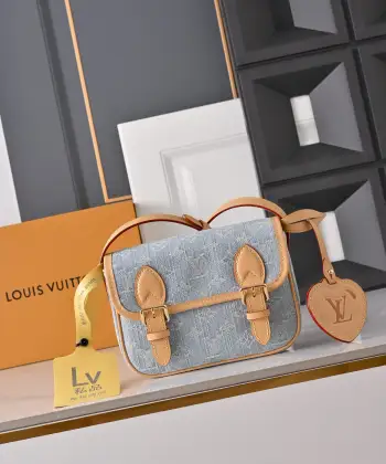 顶级原单 动态163芯片 M2A647 本款 Satchel 迷你斜挎包以 Monogram Denim 搭配皮革饰边与肩带 点缀同款皮革心形装饰标签 迷你邮差包造型辅以磁扣翻盖开合 包身比例恰宜 内侧与背面各设贴袋 巧妙收纳日常所需 19.5 x 15 x 6 厘米(长度 x 高 x 宽)