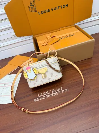 独家(正品原厂进口皮)首发型号 M29782私品 163动态UID  进口菱形面料  品质和材料第九次再次升级 专柜同步 动态电子芯片 礼品袋 保护纸 铜版电子标签 合格证 皮料是正品代工厂意大利A级树膏皮 私品 是在于品质 五金 面料 手工 油边 是A级出品 拍摄图跟产品一致丶配图上的全套包装.尺寸 19x11.5x6.5CM流号:168