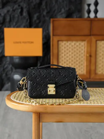 Pochette Metis 郵差包 M46595晶片碼可査詢 AS渠道版Pochette Metis East West手袋取材Monogram Empreinte壓紋皮革 展現品牌風尚與摩登元素的融合  傳統S-lock鎖扣和可拆卸短鏈條閃耀金屬光澤 精巧構型囊括齊整內裡 可調節肩帶方便都市暢行 五金 厚镀24k全鋼尺寸 13.5*6*21.5cm