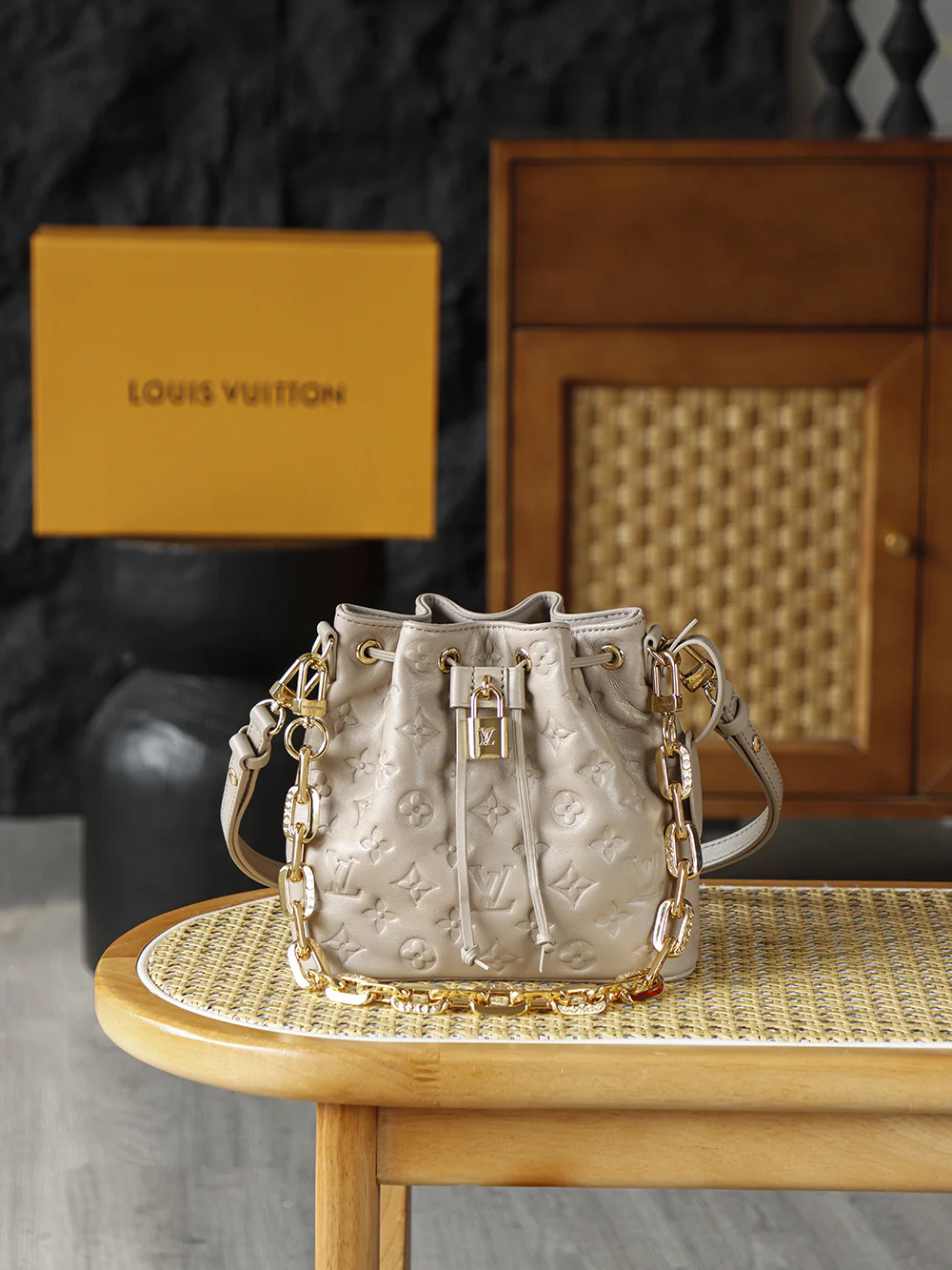 原单LV女包|高仿LV女包|精仿LV女包|一比一LV女包COUSSIN BUCKET手袋 M26530晶片碼可査詢 AS渠道版Bucket壓紋羊皮作為整體的設計焦點 小羊皮蓬出雲朵觸感 壓紋老花藏著低調精緻 掛鎖與可拆卸Coussin鏈條釋放瑩澤金屬光芒 實用抽繩設計兼具潮流格調 五金 厚镀24k全鋼尺寸 20*10*20cm