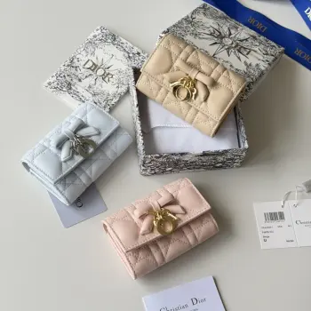 新品发布-Lady Freesia包系采用柔软羊皮革等材料精心制作 搭配藤格纹缉面线 正面饰以装在性皮革蝴蝶结提升格调点缀品牌标志 高雅精致 设有2个卡糟 1个拉链隔层 1个宽敞的内部隔层 适合各种场合 型号 S2067 尺寸 w11×h7.5×3cm