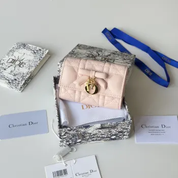 新品发布-Lady Freesia包系采用柔软羊皮革等材料精心制作 搭配藤格纹缉面线 正面饰以装在性皮革蝴蝶结提升格调点缀品牌标志 高雅精致 设有2个卡糟 1个拉链隔层 1个宽敞的内部隔层 适合各种场合 型号 S2067 尺寸 w11×h7.5×3cm