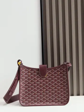 g0yard musette伊芙琳斜挎包 看到狗牙这只新款musette很难不想到爱马仕家的Evelyne29但是musette的自重更轻小个子不压身高感觉通勤背也很不错 经典Goyardine帆布搭配皮革包型是有型但不硬整体很轻松那种基本都能装不是小废包家人们冲冲冲 28×22×10cm型号 2052 020262