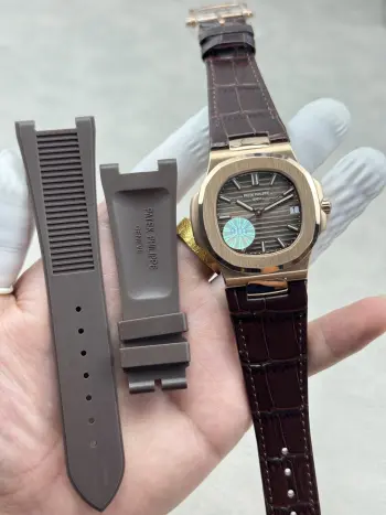  PATEK PHILIPPE 百达翡丽 优雅运动系列5711/1A鹦鹉螺 PDF factory出品 特惠  皮带款送胶带 定制一体机不停秒  复刻届最薄的钢表之王5711鹦鹉螺 全网最佳解毒方案 细节方面 1  机芯独家定制版一体Cal.26-330一体机自动不停秒机芯 调时不停秒功能 摆轮位置均与官方一致自动机械 2  钢带316L定制级人体工程学表带 钢带中珠是钻石型的 顶级钢带与正品相结合 3  鹦鹉螺经典蓝盘 目前改进与正品一致的颜色 升级表盘夜光效果 欢迎对比4  直径40毫米 厚度仅8.3毫米等同原装厚度佩戴5711/1A既彰显青春活力 又由内而外散发出一股浓浓的沉稳气息 是一款当之无愧的 钢表之王  欢迎您的品鉴  认准PDF出品)