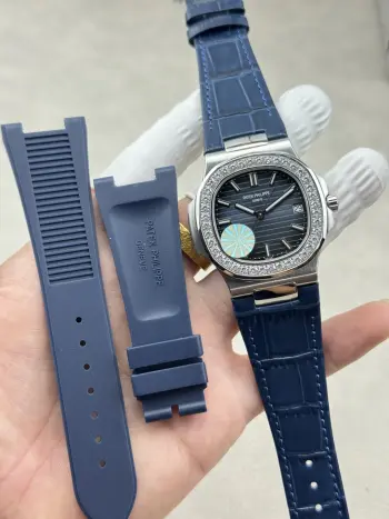  PATEK PHILIPPE 百达翡丽 优雅运动系列5711/1A鹦鹉螺 PDF factory出品 特惠  皮带款送胶带 定制一体机不停秒  复刻届最薄的钢表之王5711鹦鹉螺 全网最佳解毒方案 细节方面 1  机芯独家定制版一体Cal.26-330一体机自动不停秒机芯 调时不停秒功能 摆轮位置均与官方一致自动机械 2  钢带316L定制级人体工程学表带 钢带中珠是钻石型的 顶级钢带与正品相结合 3  鹦鹉螺经典蓝盘 目前改进与正品一致的颜色 升级表盘夜光效果 欢迎对比4  直径40毫米 厚度仅8.3毫米等同原装厚度佩戴5711/1A既彰显青春活力 又由内而外散发出一股浓浓的沉稳气息 是一款当之无愧的 钢表之王  欢迎您的品鉴  认准PDF出品)