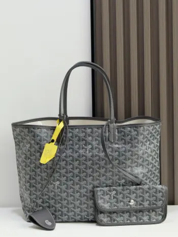   Goyard 戈雅 经多次研究与改良不断提升面料与皮质 全方位独家定制  只为不断达到客户的高品质要求底布采用与ZP一致的定制高品雨露麻   再涂上光面的树胶醛醣 颗粒质感与ZP相媲美 达到一种似光又亚的感觉皮质为 头层南非摔纹皮 柔韧不剌手改用对版纯钢五金对版对称花纹 颜色纯正无色差细节看图片PM尺寸 袋口47cm 底*高27*底宽14cmPM 020184