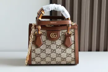  秀款满钻Diana 600这款Gucci Diana迷你托特包以饰水晶驼色和乌木色GG帆布呈现一抹精致浪漫的气息 款号:707449尺寸:20 x 16 x 10 cm