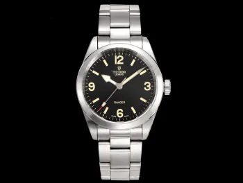V2最新力作 帝舵游侠M79550系列 39mm 只为探险而生 眼前这款游侠型腕表使用精钢材质打造 表壳直径39毫米 腕表延续历史表款诸多元素 其中最明显的是表盘3.6.9以及12点钟位置的阿拉伯数字时标 以及箭头型时针 同时 腕表也增添了新的细节设计 例如在6点位上新添加了 Ranger 字样 此外 时针和时标上都涂有夜光涂层 让腕表在较暗环境中也能清晰显示时间 表盘经典黑色 还有今年新出的沙丘白也备受欢迎 腕表搭配瑞士2824机芯 储能走时稳定 