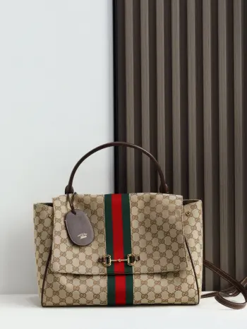  Generation Gucci系列深入探索品牌的典藏元素将不同年代的设计融合成一种美学叙事 这款款式以手提包设计向品牌标志性的Horsebit和Web致敬 采用标志性GG帆布精制而成 沙色和深棕色GG帆布棕色皮革滚边金色调配件沙色帆布衬里 饰菱形格纹图案Horsebit 网状结构和皮革标牌 带有 Made in Italy Gucci 标志内部 1个拉链口袋手挽垂直长度 18 - 24.5厘米可拆卸和可调节皮革肩带长度 51 - 55cm按扣磁扣开合款号 875019尺寸 37厘米 宽 x 29厘米 高 x 13厘米 深 重量 约825克颜色 杏布/棕色