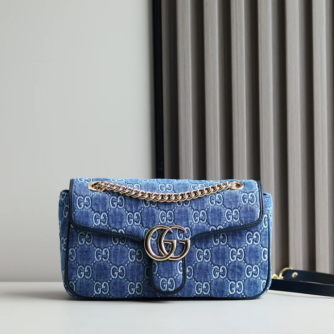 原单古奇女包|高仿古奇女包|精仿古奇女包|一比一古奇女包 新品 Gucci Luce系列小号肩背包这款单品出自Gucci Lido系列设计灵感源自意大利海岸的夏日风情和海滩俱乐部 Gucci Luce系列包袋散发着浓郁的俏皮感和趣味感  Luce 在意大利语中意为 光明  这款肩背包甄选蓝色GG牛仔面料打造 巧妙融入蓝色皮革滚边和浅金色调配件 型号 443497 尺寸 26 宽 x 15 高 x7厘米 深 颜色 蓝色/牛仔帆布 