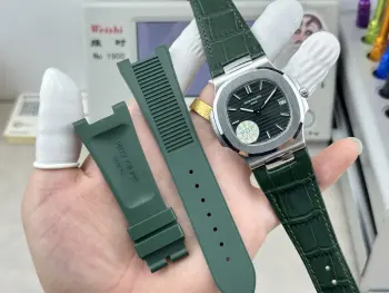  PATEK PHILIPPE 百达翡丽 优雅运动系列5711/1A鹦鹉螺 PDF factory出品 特惠  皮带款送胶带 定制一体机不停秒  复刻届最薄的钢表之王5711鹦鹉螺 全网最佳解毒方案 细节方面 1  机芯独家定制版一体Cal.26-330一体机自动不停秒机芯 调时不停秒功能 摆轮位置均与官方一致自动机械 2  钢带316L定制级人体工程学表带 钢带中珠是钻石型的 顶级钢带与正品相结合 3  鹦鹉螺经典蓝盘 目前改进与正品一致的颜色 升级表盘夜光效果 欢迎对比4  直径40毫米 厚度仅8.3毫米等同原装厚度佩戴5711/1A既彰显青春活力 又由内而外散发出一股浓浓的沉稳气息 是一款当之无愧的 钢表之王  欢迎您的品鉴  认准PDF出品)