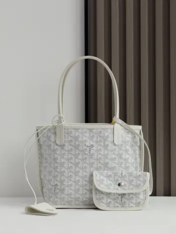  升级出新配送包饰包夹礼品盒升级版说明书 Goyard 戈雅 经多次研究与改良不断提升面料与皮质 全方位独家定制  只为不断达到客户的高品质要求底布采用与ZP一致的定制高品雨露麻   再涂上光面的树胶醛醣 颗粒质感与ZP相媲美 达到一种似光又亚的感觉皮质为头层小牛皮柔韧不剌手对版对称花纹 颜色纯正无色差细节看图片尺寸Size 袋口28cm 底20*高20*底宽10cm020660