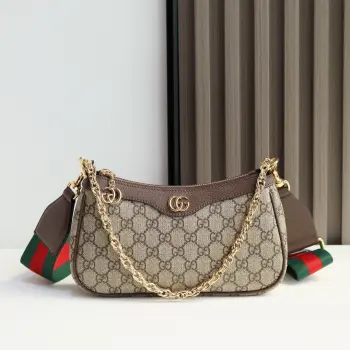 𝐎𝐩𝐡𝐢𝐝𝐢𝐚系列小号手袋 老花 配斜挎肩带 GG标识由20世纪30年代的Gucci钻石菱格纹演化而来 并从此成为Gucci的传统象征 全新Ophidia系列中的这款小号手袋在设计中融入这一高辨识度图案 双G配件令整款造型更添魅力尺寸 15.5*25*6cm款号 735132