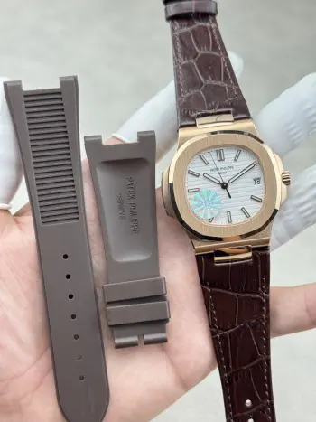  PATEK PHILIPPE 百达翡丽 优雅运动系列5711/1A鹦鹉螺 PDF factory出品 特惠  皮带款送胶带 定制一体机不停秒  复刻届最薄的钢表之王5711鹦鹉螺 全网最佳解毒方案 细节方面 1  机芯独家定制版一体Cal.26-330一体机自动不停秒机芯 调时不停秒功能 摆轮位置均与官方一致自动机械 2  钢带316L定制级人体工程学表带 钢带中珠是钻石型的 顶级钢带与正品相结合 3  鹦鹉螺经典蓝盘 目前改进与正品一致的颜色 升级表盘夜光效果 欢迎对比4  直径40毫米 厚度仅8.3毫米等同原装厚度佩戴5711/1A既彰显青春活力 又由内而外散发出一股浓浓的沉稳气息 是一款当之无愧的 钢表之王  欢迎您的品鉴  认准PDF出品)