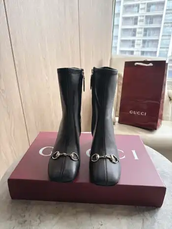 长鞋头与饰马衔扣短靴  女士皮靴