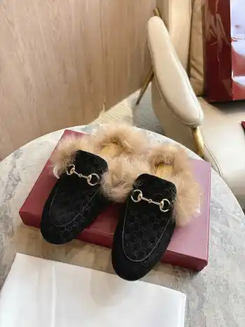 绒面革和美利奴羊毛衬里拖鞋  女士拖鞋