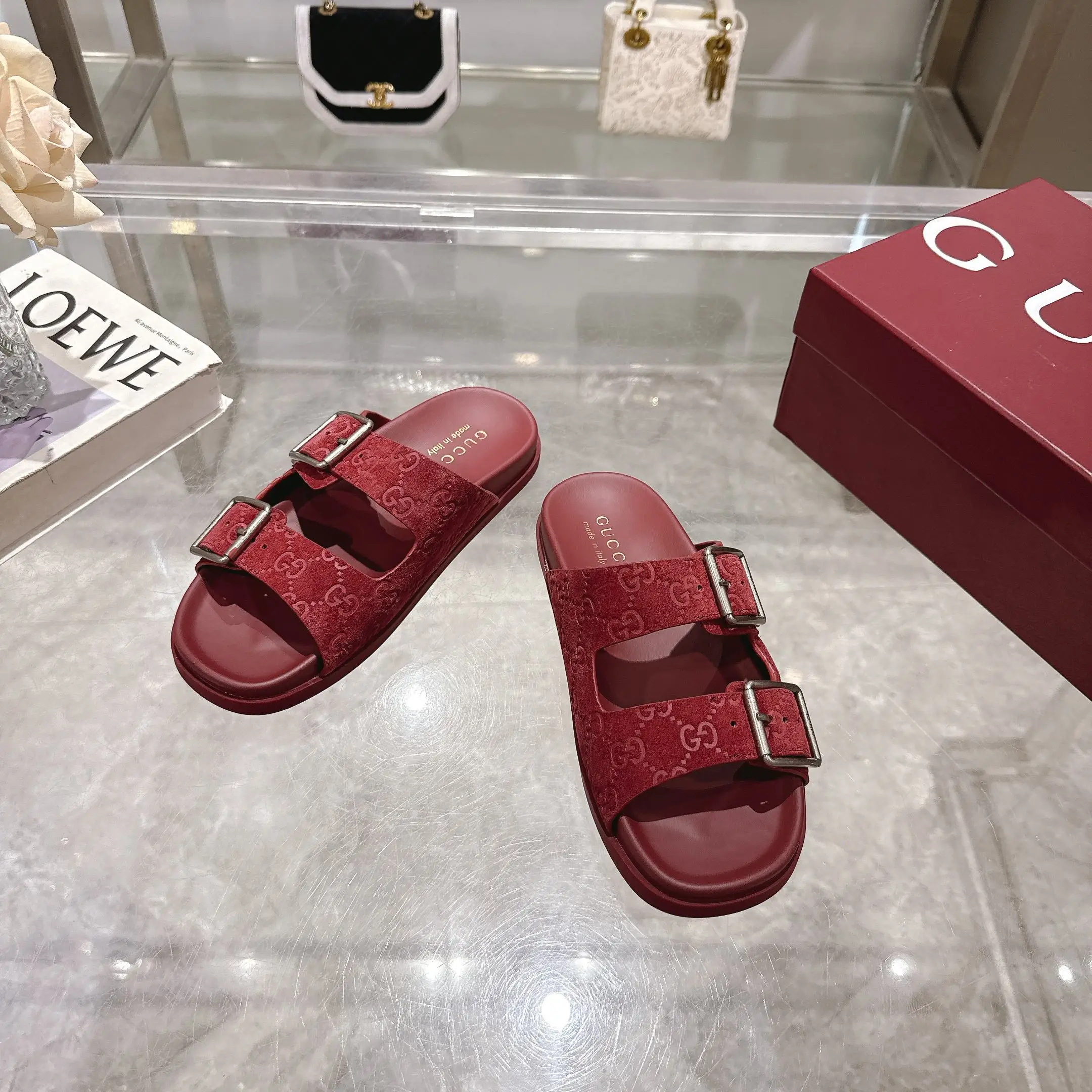原单古奇女鞋|高仿古奇女鞋|精仿古奇女鞋|一比一古奇女鞋8838-5 酒红 35-42 这款个性十足的鞋履以优质GG羊皮革匠心打造 集品牌典藏设计与现代优雅格调于一体 这款凉鞋缀饰标志性双G配件 尽显经典魅力与品牌格调 安哥拉红色GG羊皮革女士浅金色调配件羊皮革衬里双G平底跟高 1.5厘米