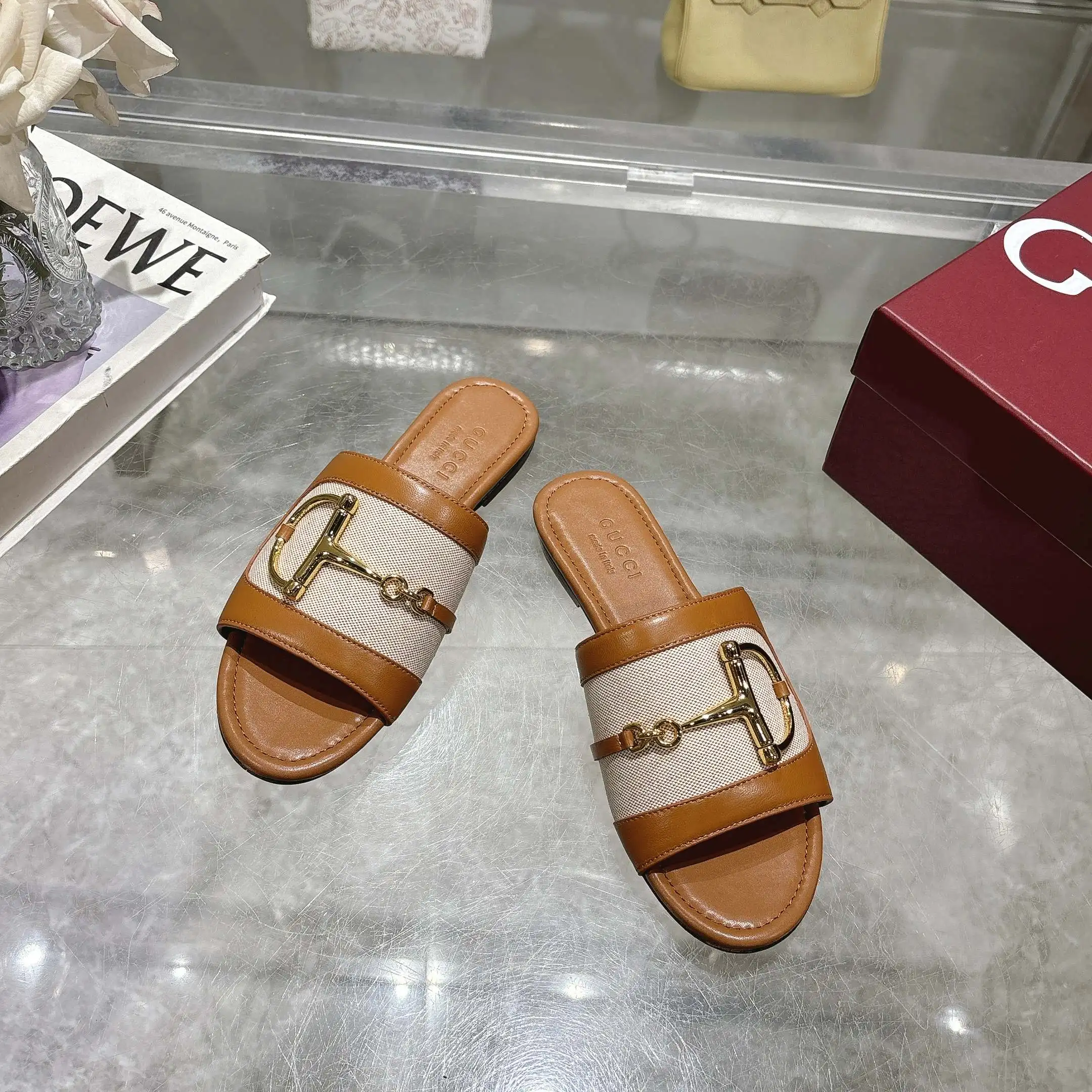 原单古奇女鞋|高仿古奇女鞋|精仿古奇女鞋|一比一古奇女鞋8023-1 棕布 35-43 这款女士凉拖搭配饰经典马衔扣细节金色调配件 尽显别样魅力 采用精致皮革打造 设计融合传统灵感与现代百搭风格 优雅点缀暖季造型 浅棕色皮革女士金色调配件经典GG帆布滚边马衔扣皮革鞋底平底