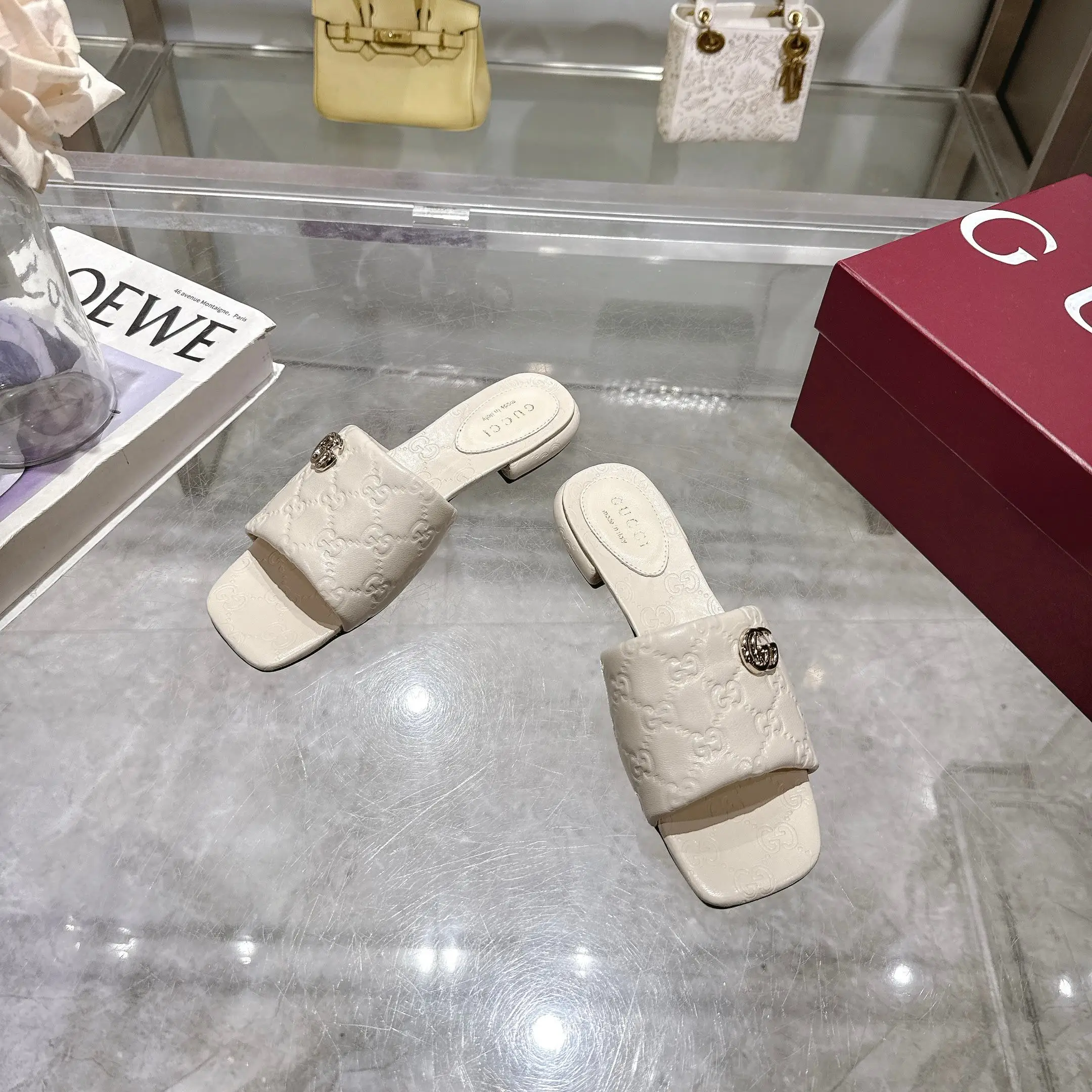 原单古奇女鞋|高仿古奇女鞋|精仿古奇女鞋|一比一古奇女鞋6026-2 白 35-42 这款个性十足的鞋履以优质GG羊皮革匠心打造 集品牌典藏设计与现代优雅格调于一体 这款凉鞋缀饰标志性双G配件 尽显经典魅力与品牌格调 象牙白色GG羊皮革女士浅金色调配件羊皮革衬里双G平底跟高 1.5厘米