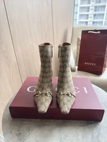 长鞋头与饰马衔扣短靴  女士皮靴