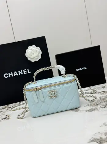  进口原厂皮    CHANEL新品 香奈儿26S化妆包 香奶奶家的新款盒子链条化妆包 不愧是今年的热门款 这个系列自从推出以来 就虏获了太多妹子的心 小巧可爱 可斜挎可手提 上身减龄好看通体经典的菱格纹鱼子酱小球纹牛皮材质设计 搭配硬挺的包型 天呐神仙颜值 这质感真的爱了 不仅用料好 款式好 容量也值得一提 包内有专用的口红夹层 给人一种特别的精致感与小惊喜 识货的女神们赶紧上手吧 型号 AP5182尺寸 长17×宽8×高9.5cm 