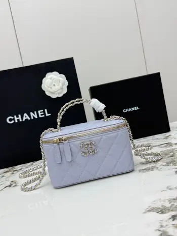  进口原厂皮    CHANEL新品 香奈儿26S化妆包 香奶奶家的新款盒子链条化妆包 不愧是今年的热门款 这个系列自从推出以来 就虏获了太多妹子的心 小巧可爱 可斜挎可手提 上身减龄好看通体经典的菱格纹鱼子酱小球纹牛皮材质设计 搭配硬挺的包型 天呐神仙颜值 这质感真的爱了 不仅用料好 款式好 容量也值得一提 包内有专用的口红夹层 给人一种特别的精致感与小惊喜 识货的女神们赶紧上手吧 型号 AP5182尺寸 长17×宽8×高9.5cm 
