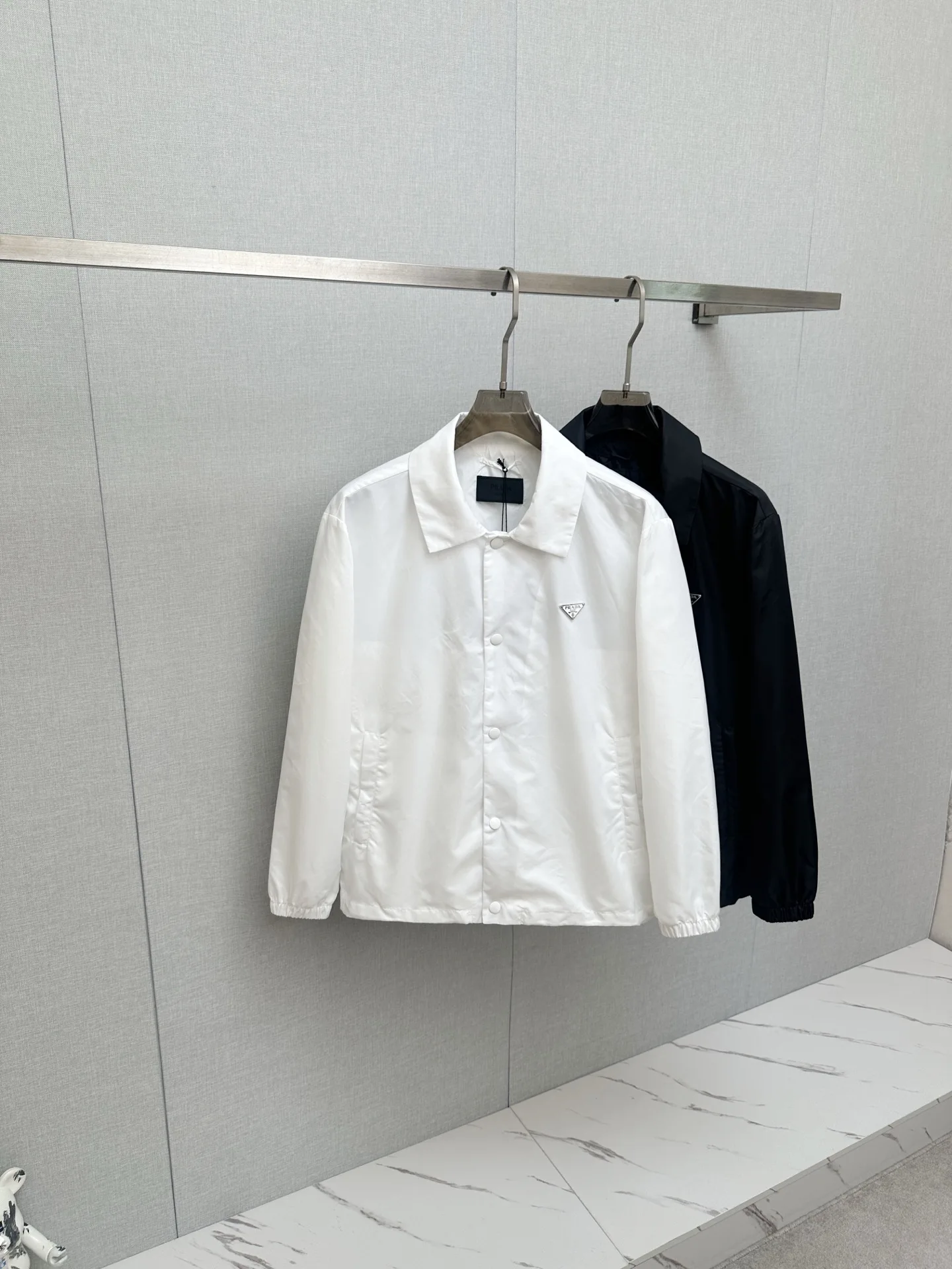 原单外套男装|高仿外套男装|精仿外套男装|一比一外套男装Prada 普拉达 26ss时尚翻领夹克.ZG同步.贸易公司渠道臻品 在面料选取和工艺方面都相当考究 极符合该品牌百年美学基调 低调且奢华 优雅且高贵 每一个细节都在力证品牌自身的高级感 通体将意式的极简 干练和户外功能性风格极致诠释 亦庄亦谐 上身型款十足 集时装感与设计感的一款宝藏级功能型装备 塑造出别具一格的造型单品 改良式的飞行员造型设计 颜色 黑色码数 S-2XL 46-54码 