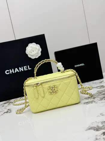  进口原厂皮    CHANEL新品 香奈儿26S化妆包 香奶奶家的新款盒子链条化妆包 不愧是今年的热门款 这个系列自从推出以来 就虏获了太多妹子的心 小巧可爱 可斜挎可手提 上身减龄好看通体经典的菱格纹鱼子酱小球纹牛皮材质设计 搭配硬挺的包型 天呐神仙颜值 这质感真的爱了 不仅用料好 款式好 容量也值得一提 包内有专用的口红夹层 给人一种特别的精致感与小惊喜 识货的女神们赶紧上手吧 型号 AP5182尺寸 长17×宽8×高9.5cm 